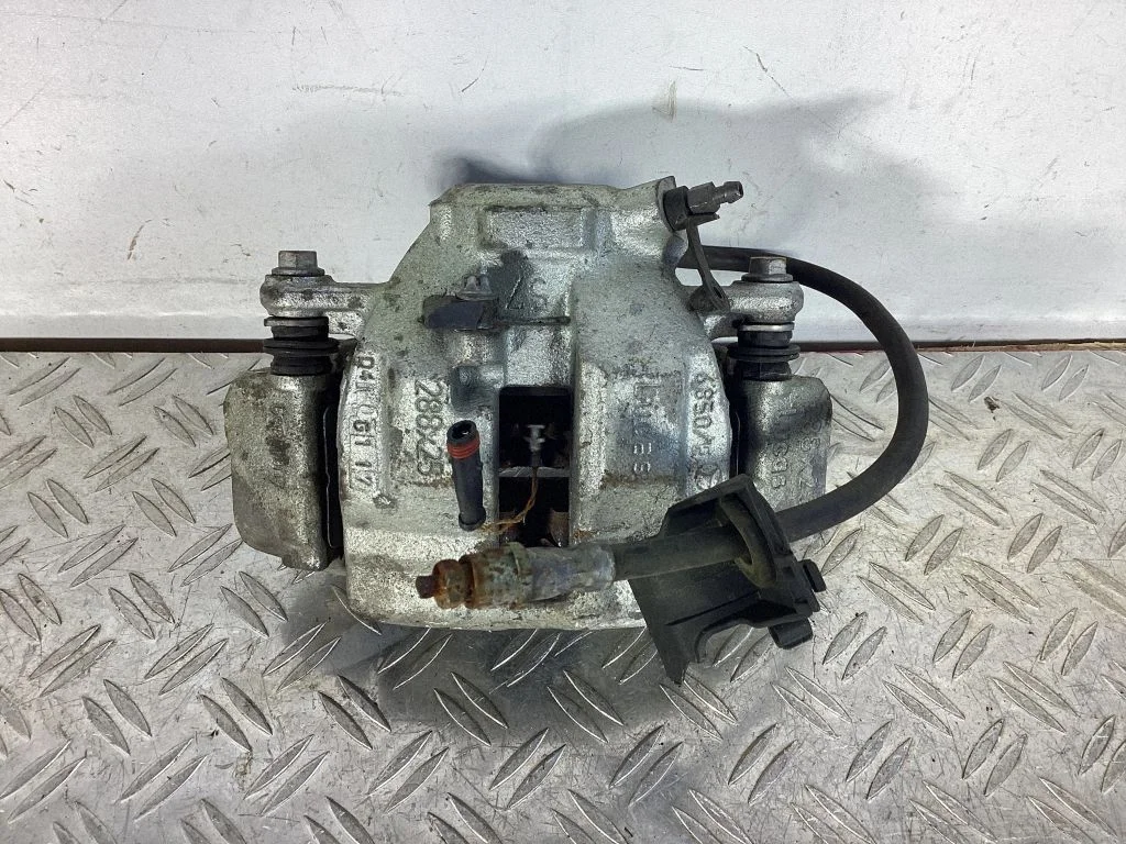 Zacisk hamulcowy przedni – Mercedes-Benz Klasa C W203 (2000-2007)