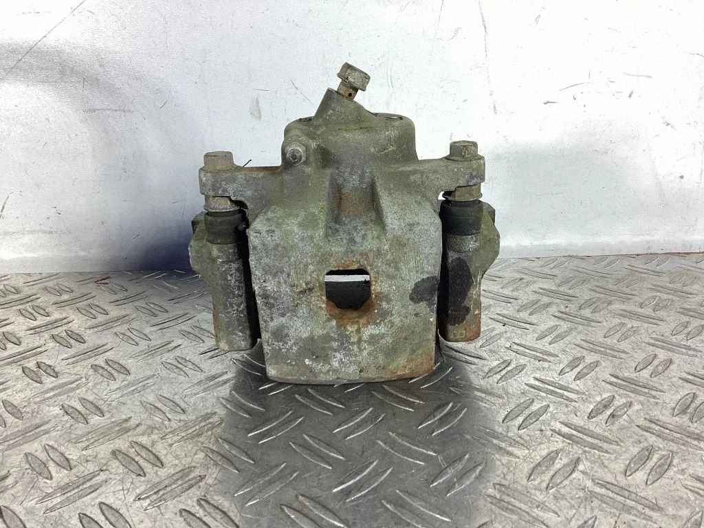 Zacisk hamulcowy przedni – Toyota RAV 4 (XA20) (2000-2005)