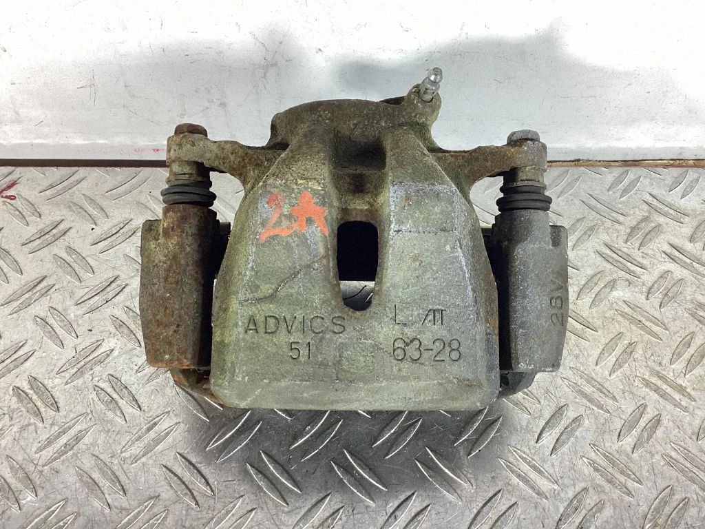 Zacisk hamulcowy przedni – Toyota RAV 4 (XA20) (2000-2005)
