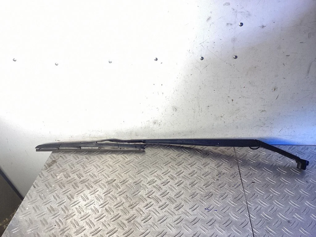 Front wiper blade arm