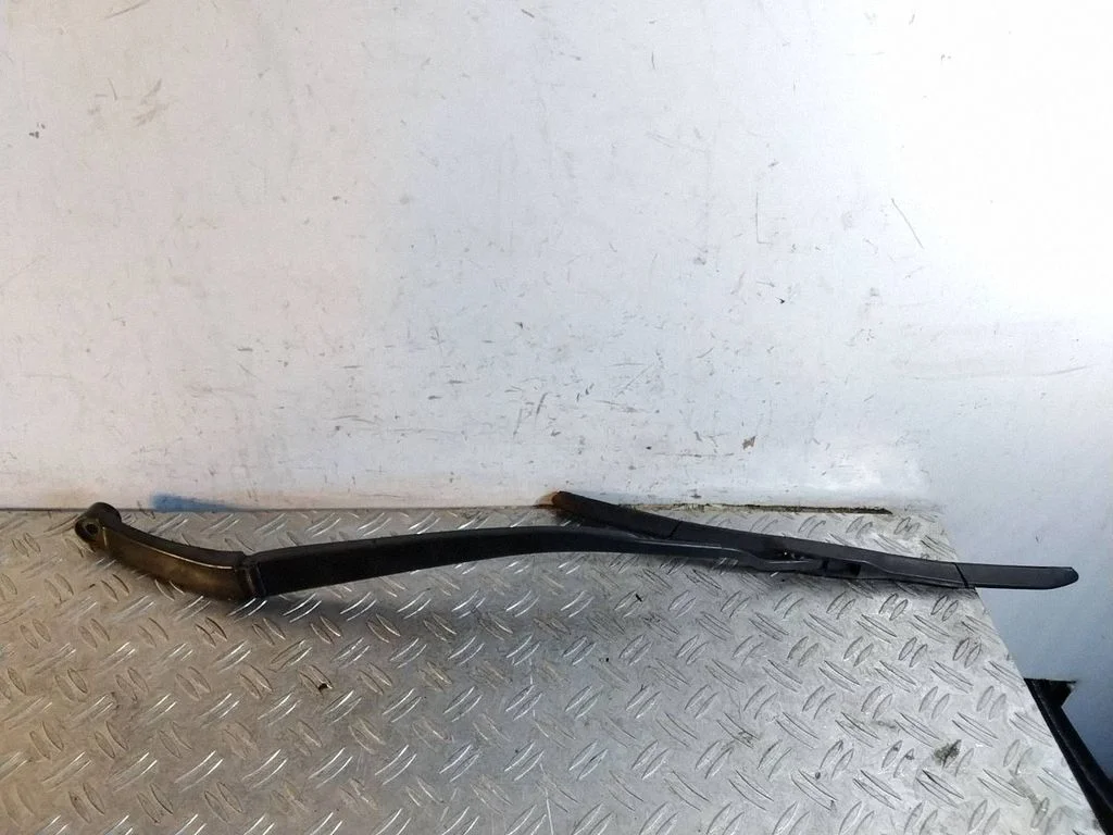 Front wiper blade arm – Lexus IS III XE30 (2013-2020)