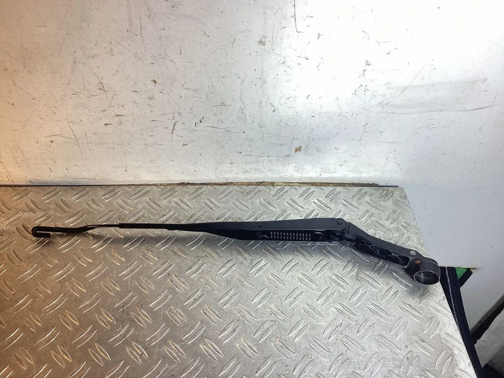Front wiper blade arm – Toyota Prius+ (ZVW40) (2011-2018)