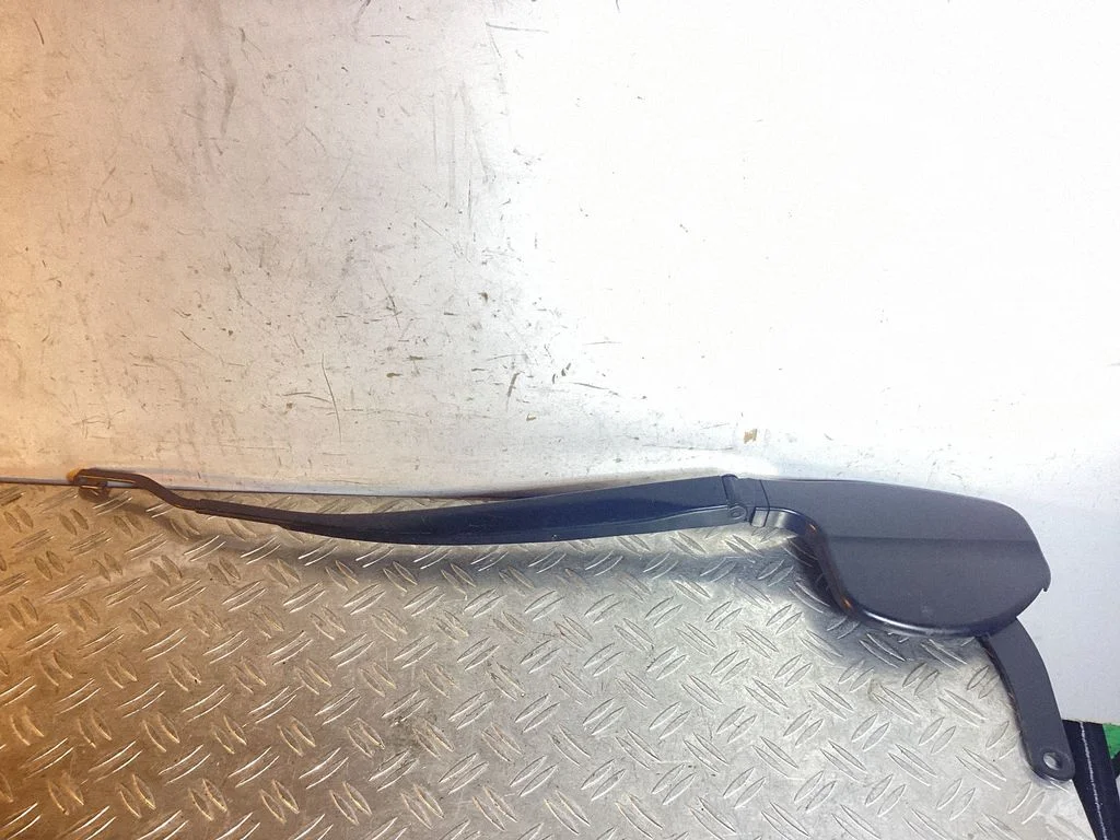 Front wiper blade arm – Toyota Prius+ (ZVW40) (2011-2018)