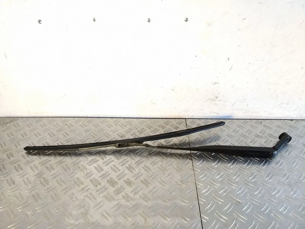 Front wiper blade arm – Toyota Land Cruiser (J200) (2008-)