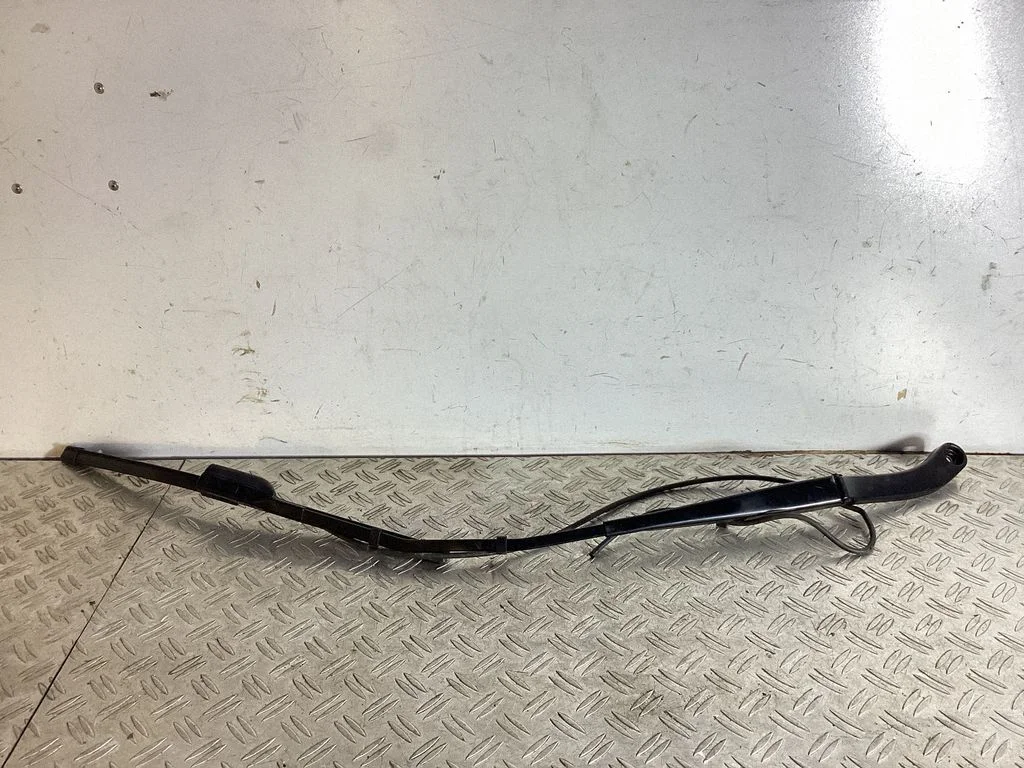 Front wiper blade arm – Tesla Model Y (2020-)