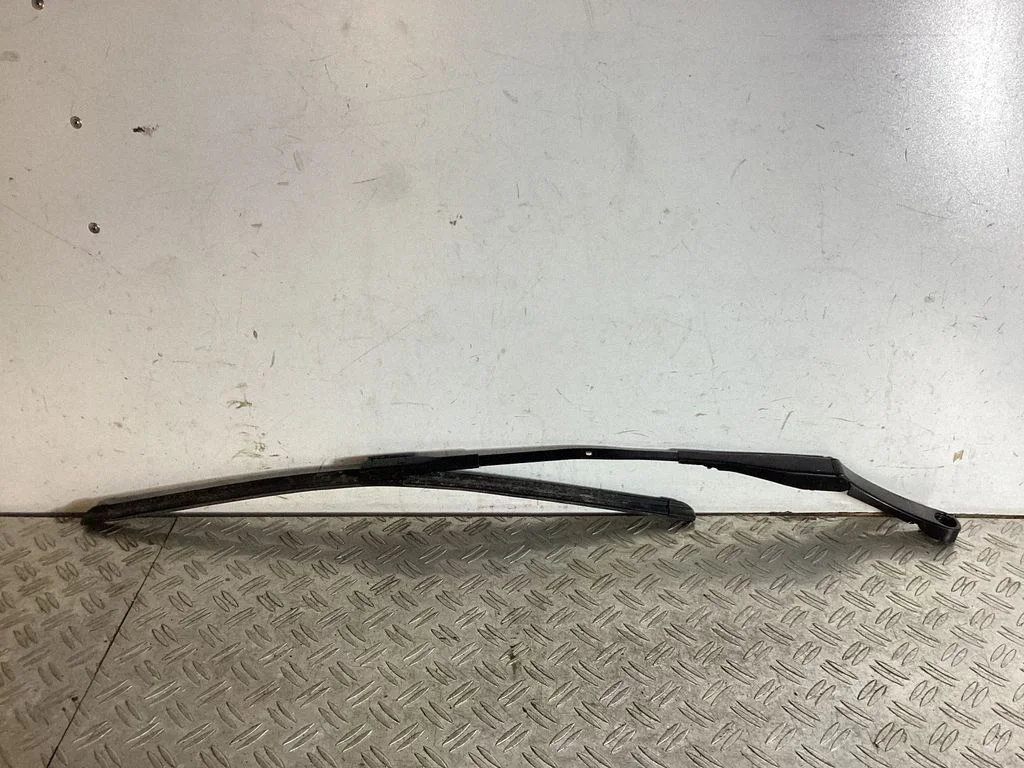 Front wiper blade arm – Tesla Model Y (2020-)