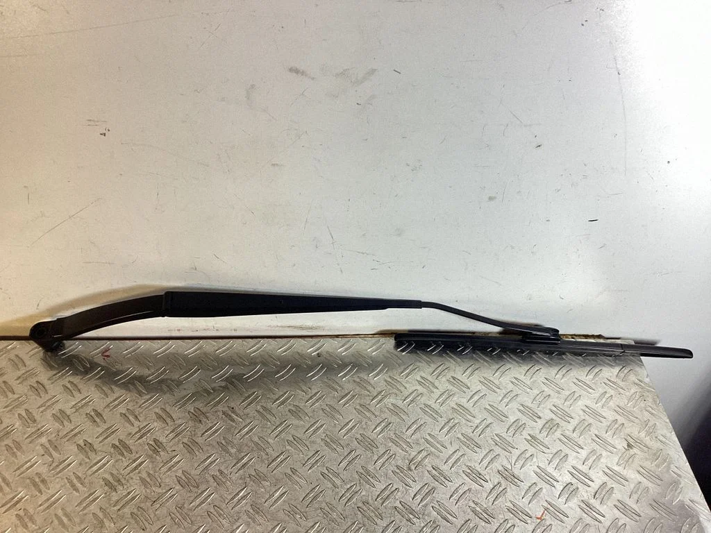 Front wiper blade arm – Nissan Qashqai (2014-2016)