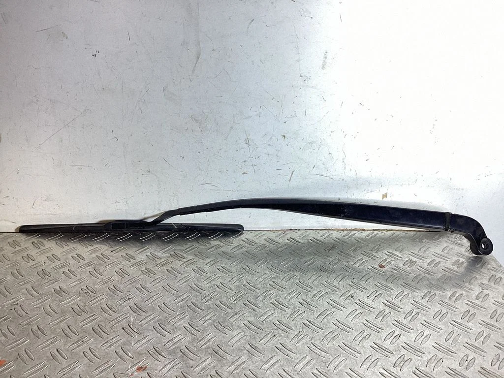 Front wiper blade arm