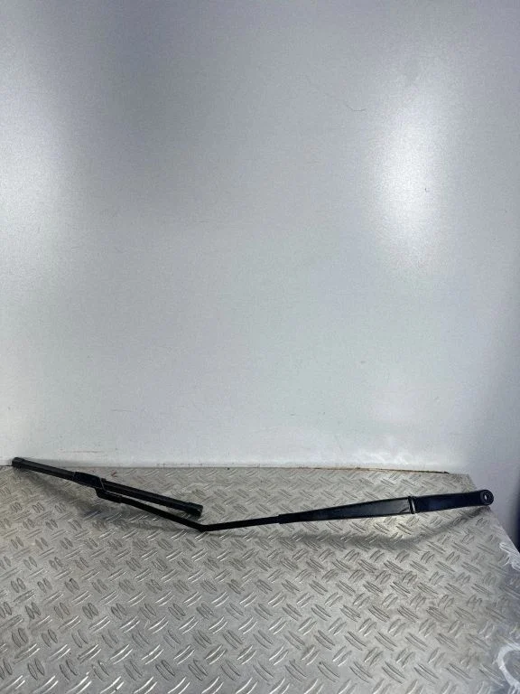 Front wiper blade arm – Tesla Model S (2012-)
