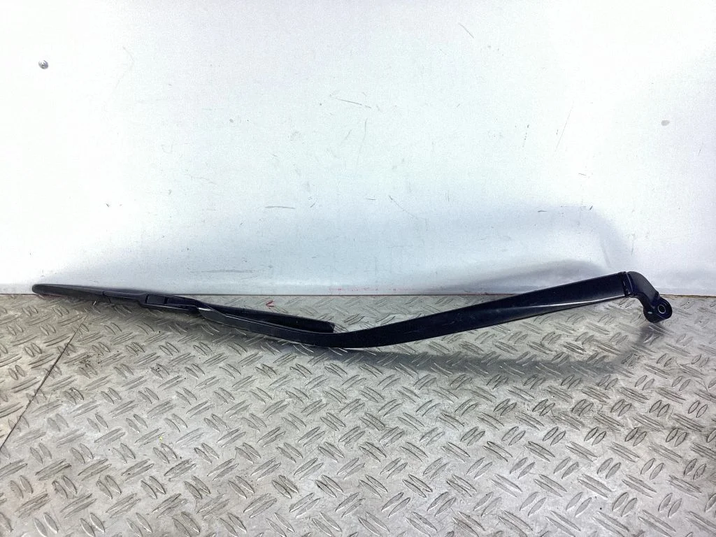Front wiper blade arm