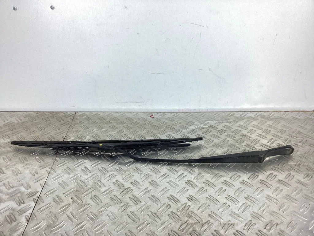 Front wiper blade arm – Volkswagen Passat B5.5 (2001-2005)