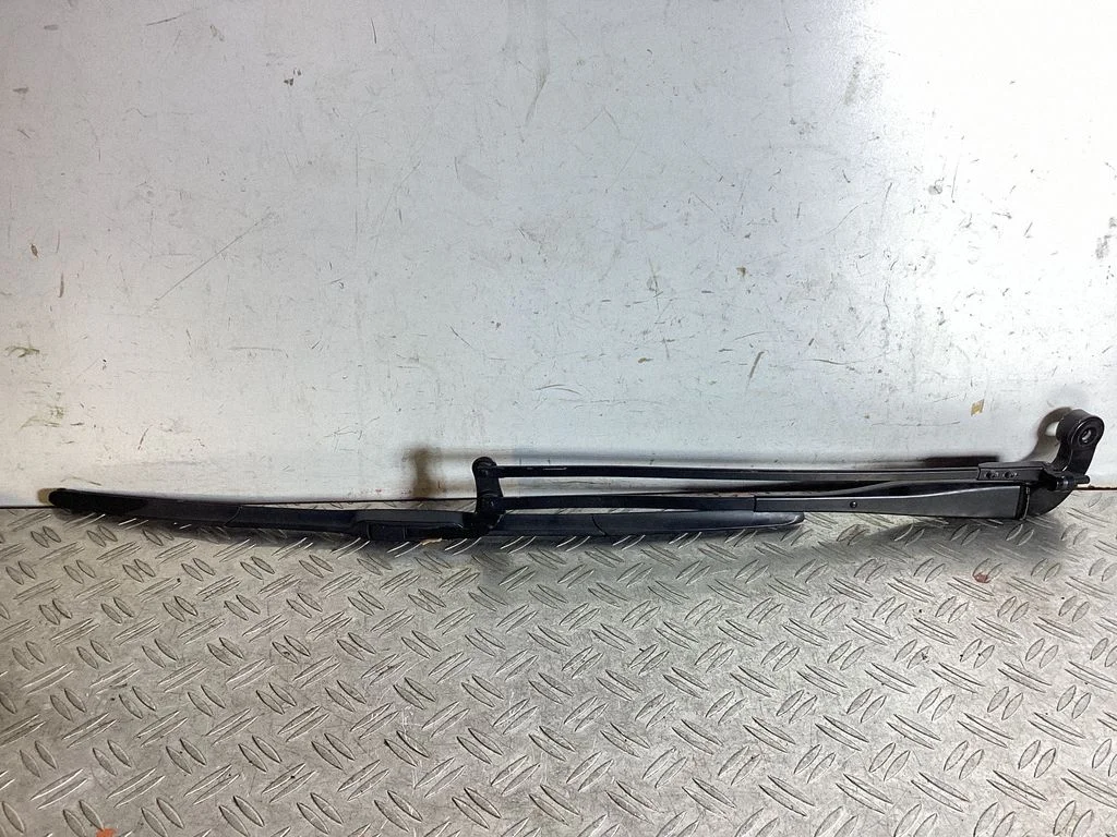 Front wiper blade arm