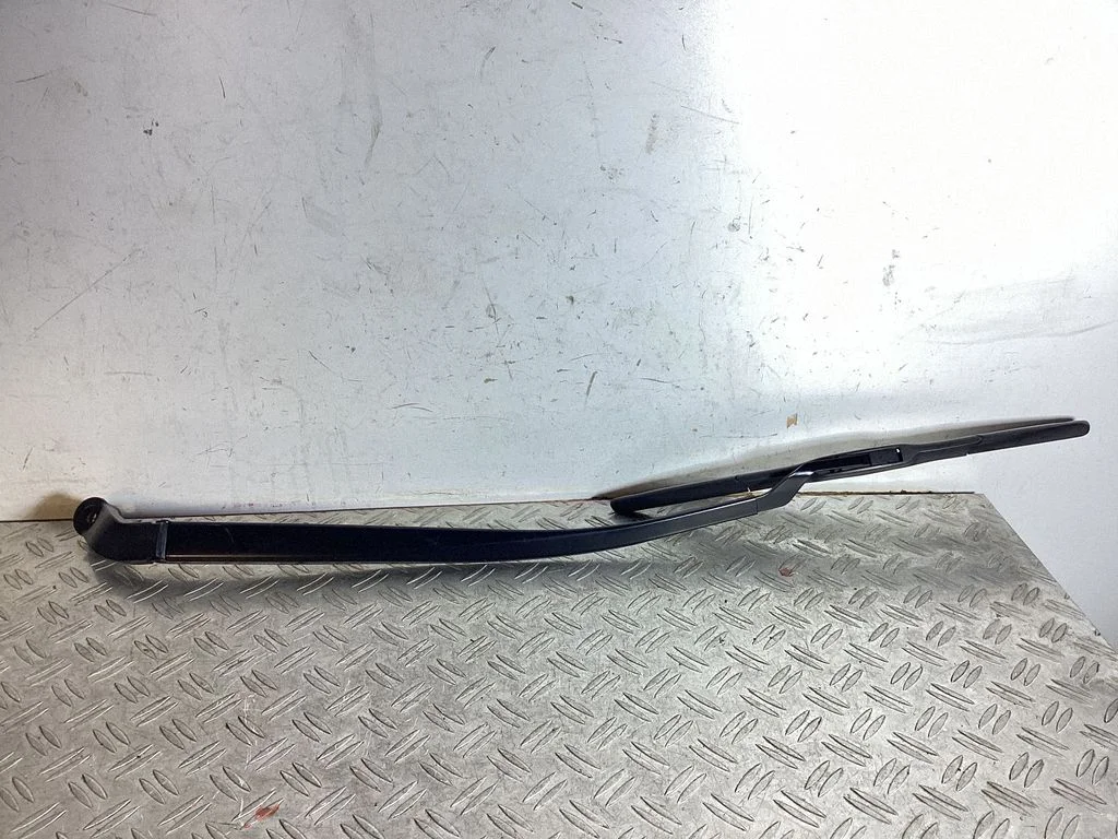Front wiper blade arm