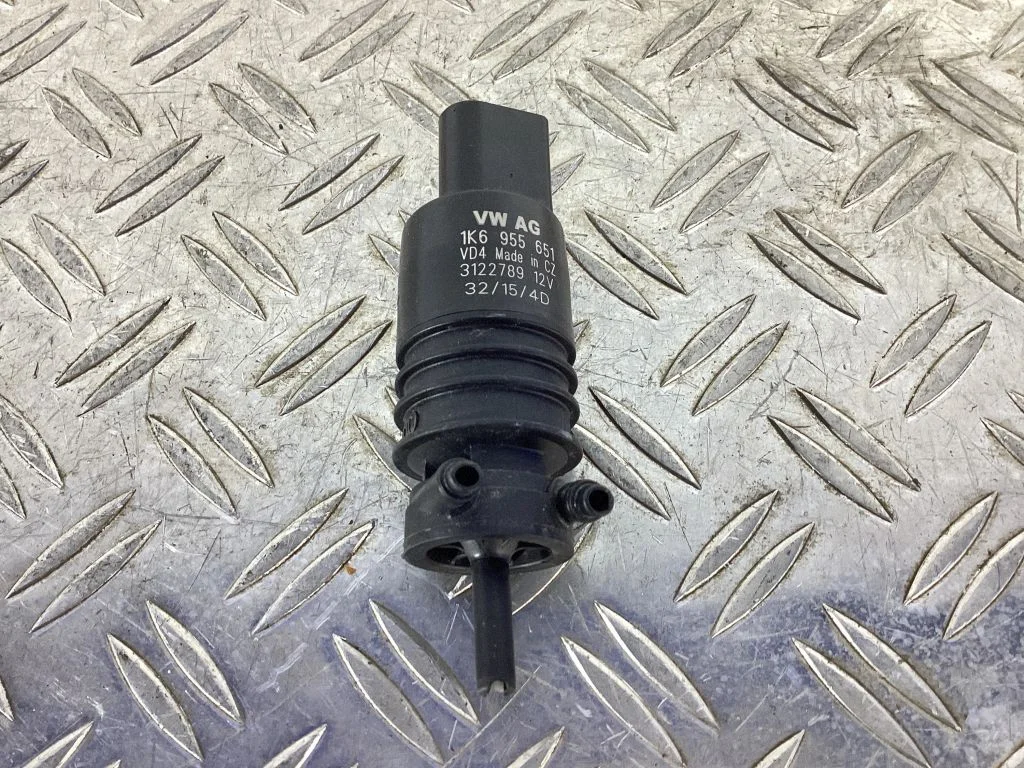Windscreen/windshield washer pump – Volkswagen Touran II (2010-2016)