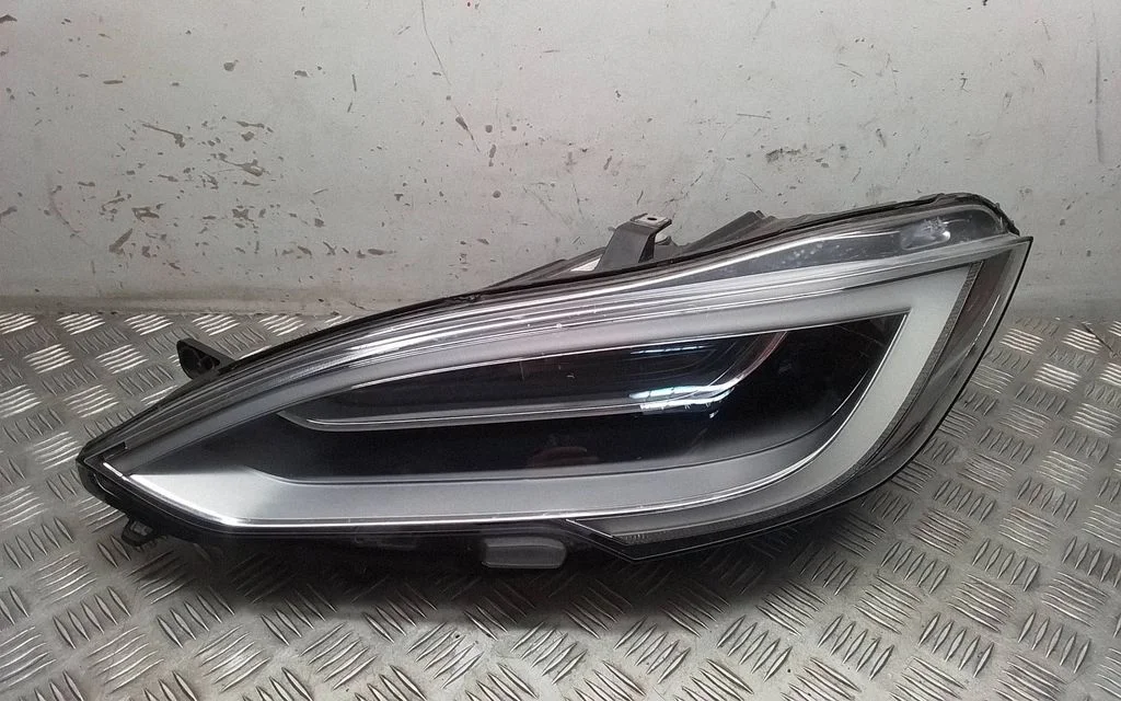 Headlight/headlamp 105357400C