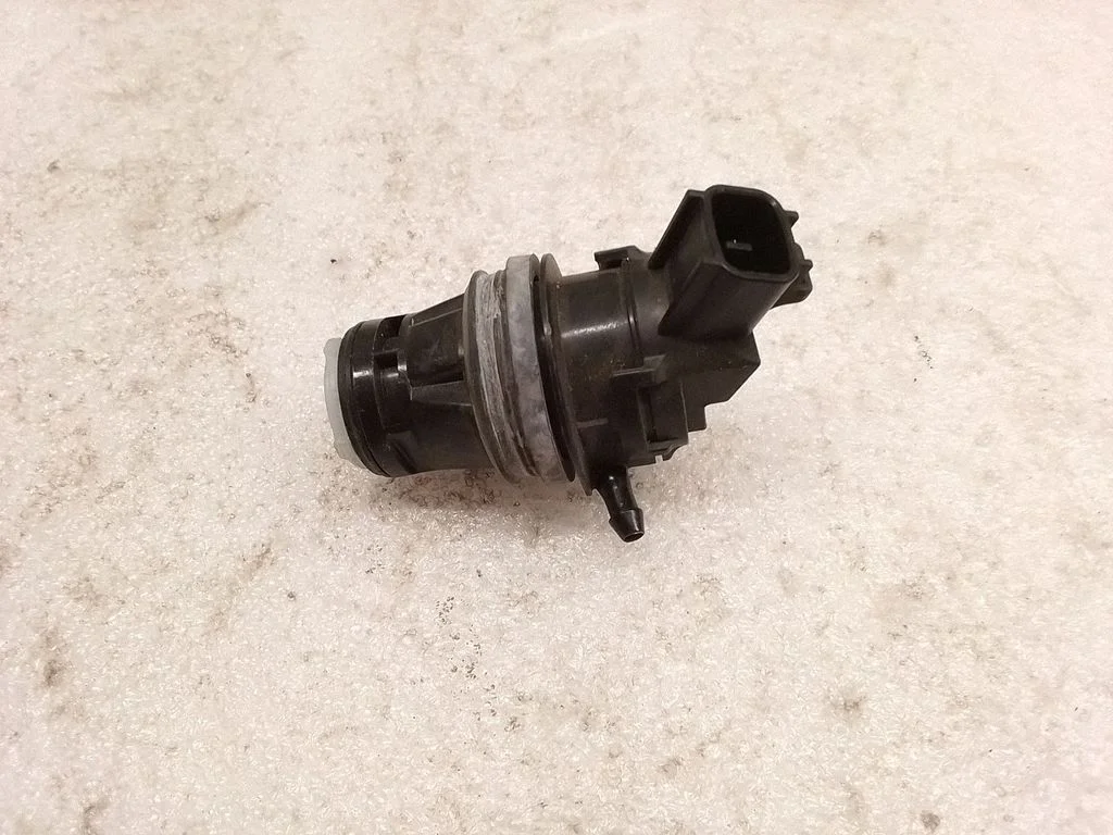Windscreen/windshield washer pump – Lexus RX III (2008-2015)