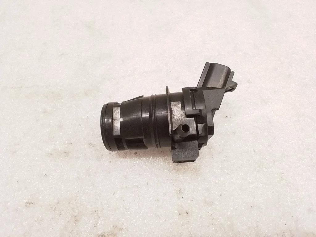 Windscreen/windshield washer pump – Toyota RAV 4 (XA30) (2006-2016)