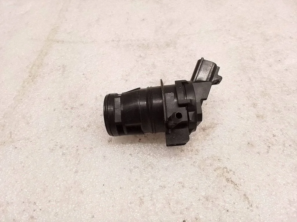 Windscreen/windshield washer pump – Toyota Avensis T250 (2003-2006)