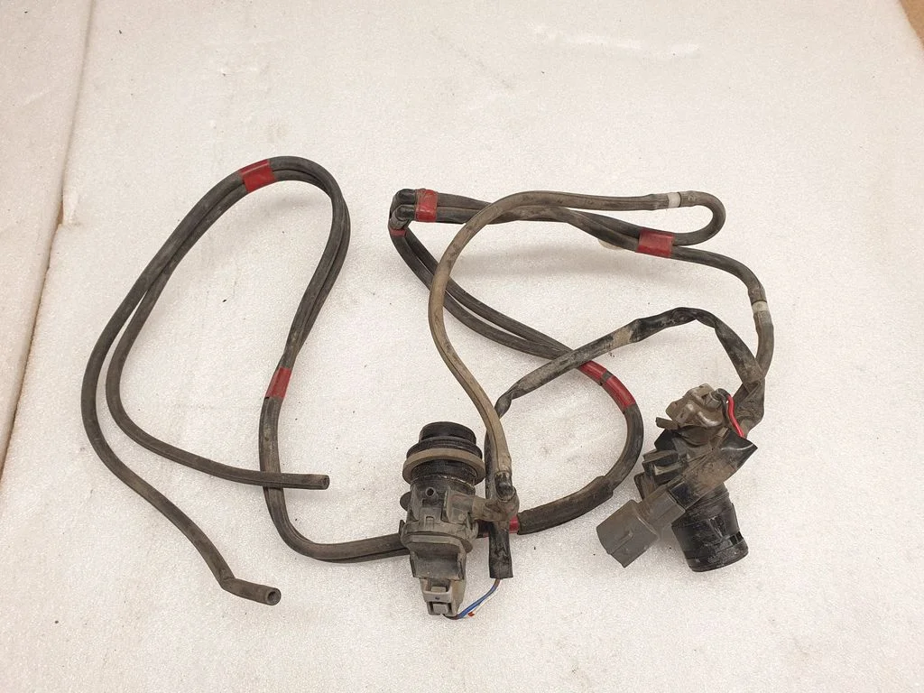 Windscreen/windshield washer pump – Toyota RAV 4 (XA40) (2012-2018)