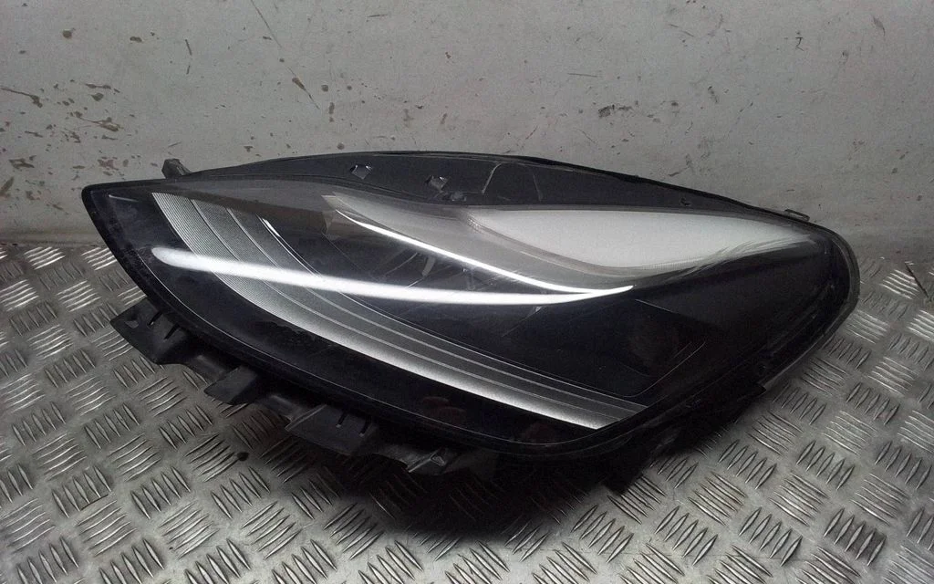 Headlight/headlamp – Tesla Model Y (2020-)