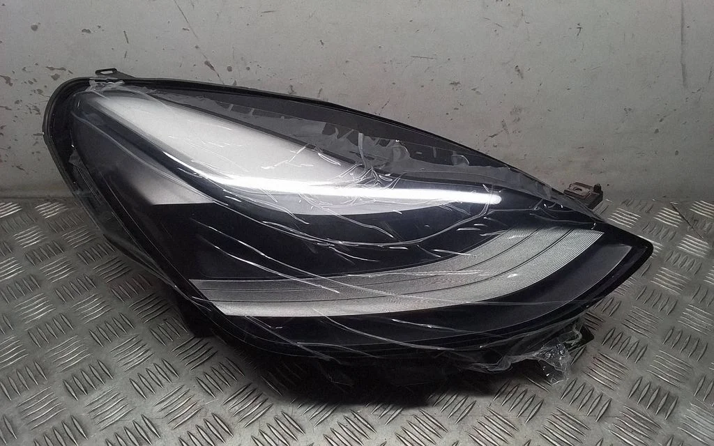 Headlight/headlamp – Tesla Model Y (2020-)
