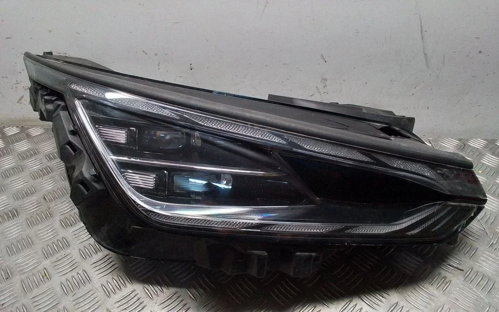 Headlight/headlamp – front right