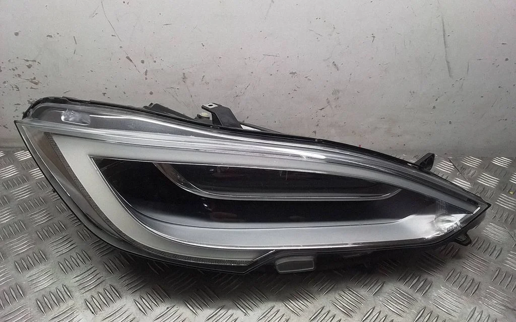 Headlight/headlamp 105357500E