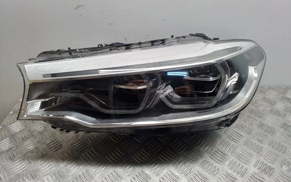 Reflektor 743919304