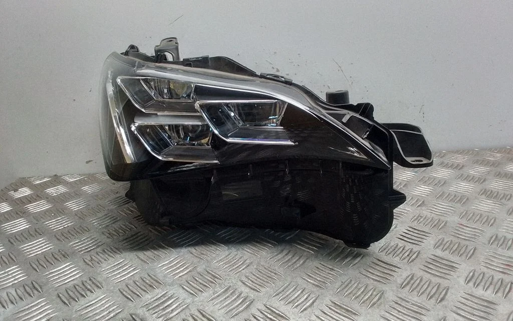 Headlight/headlamp – front right