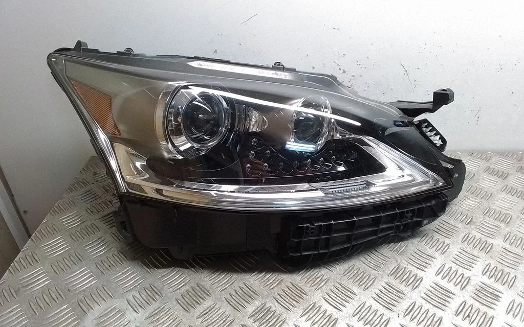 Headlight/headlamp – front right