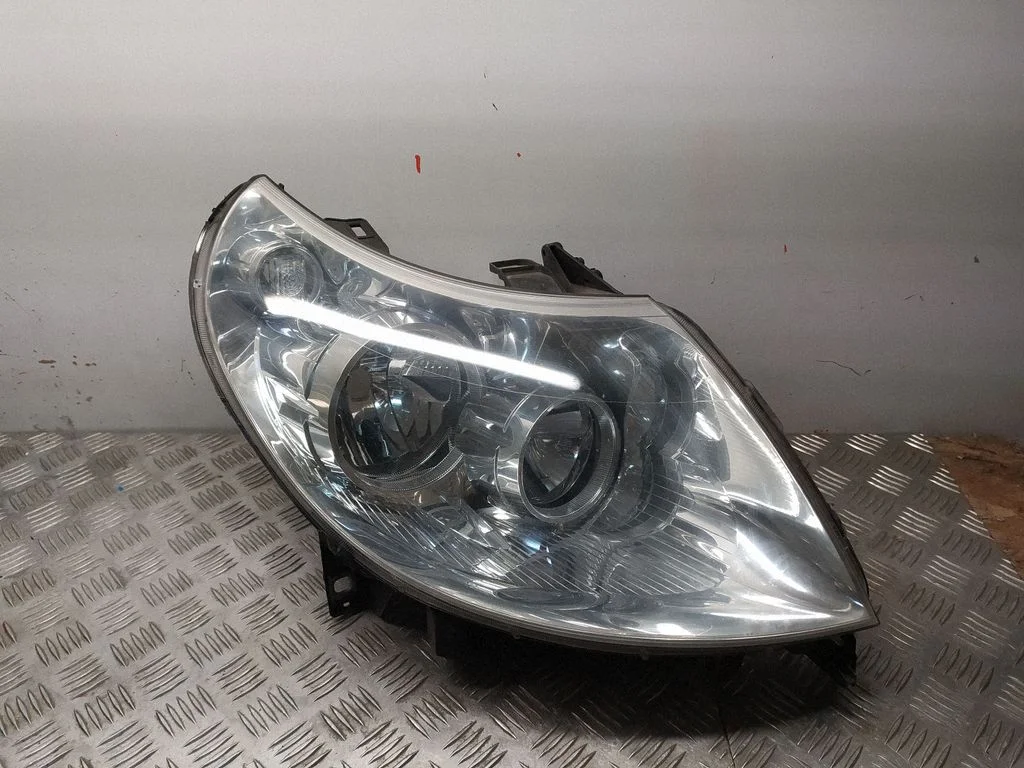 Headlight/headlamp – front right