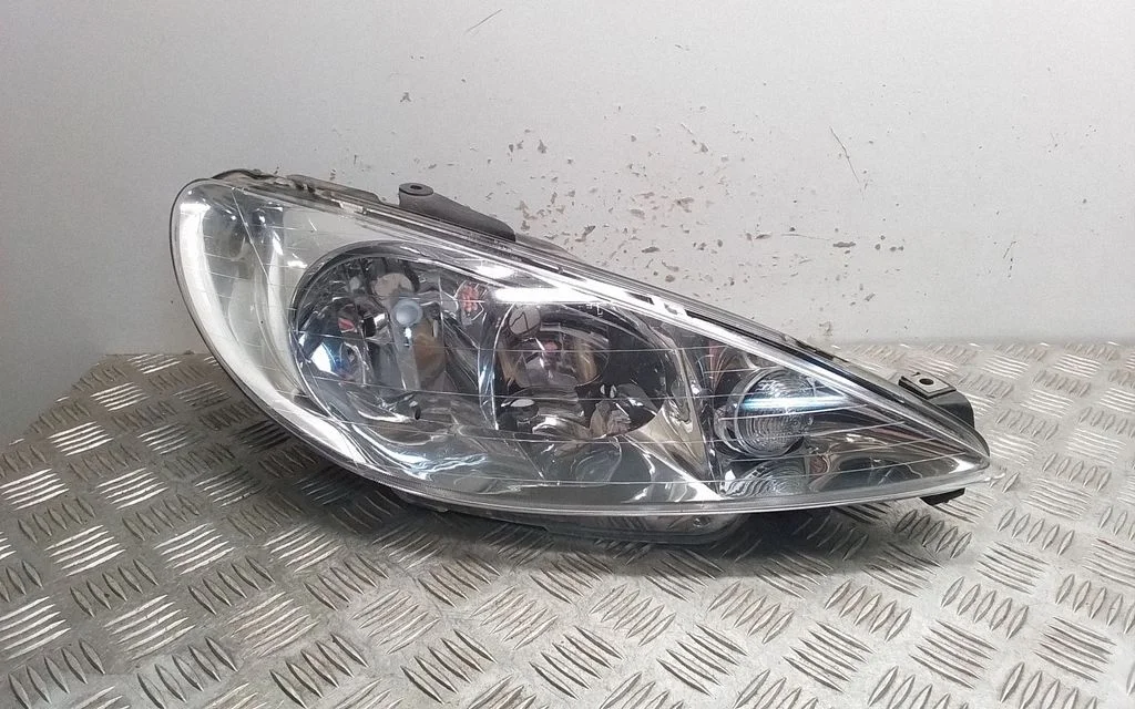 Headlight/headlamp – front right