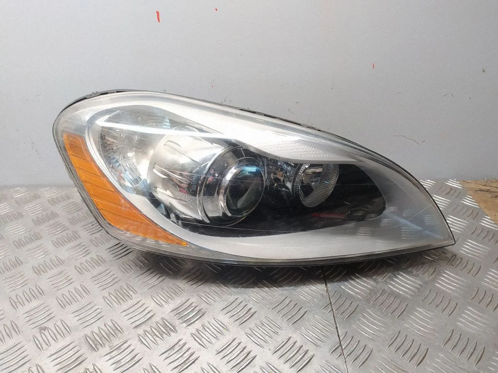 Headlight/headlamp – front right