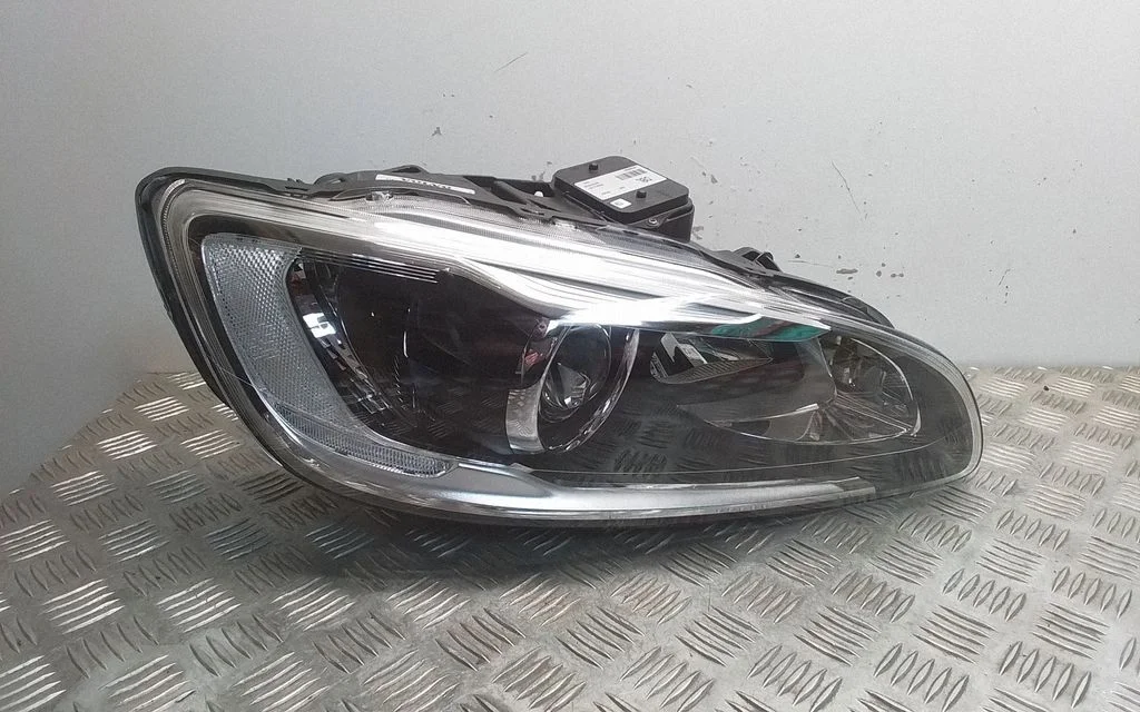 Priekšējais lukturis – Volvo V60 (2013-2018)