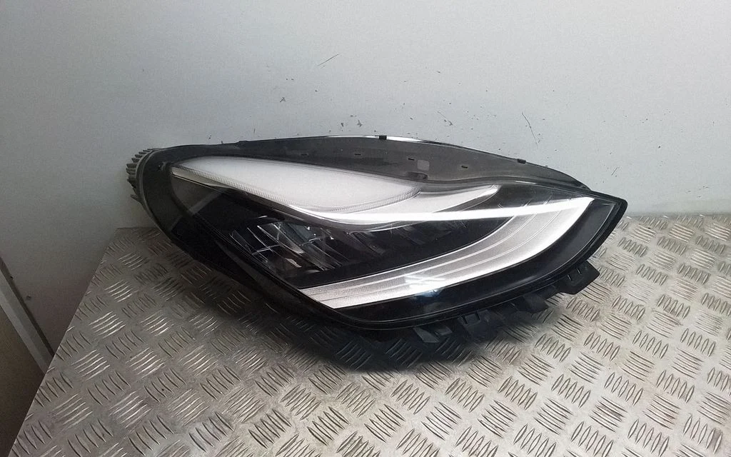 Headlight/headlamp – Tesla Model Y (2020-)