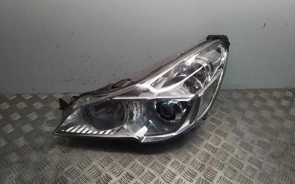 Headlight/headlamp – front right