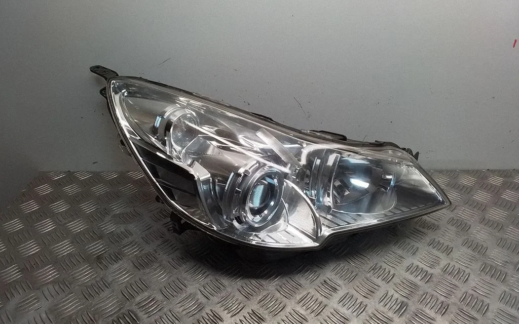Headlight/headlamp – front right
