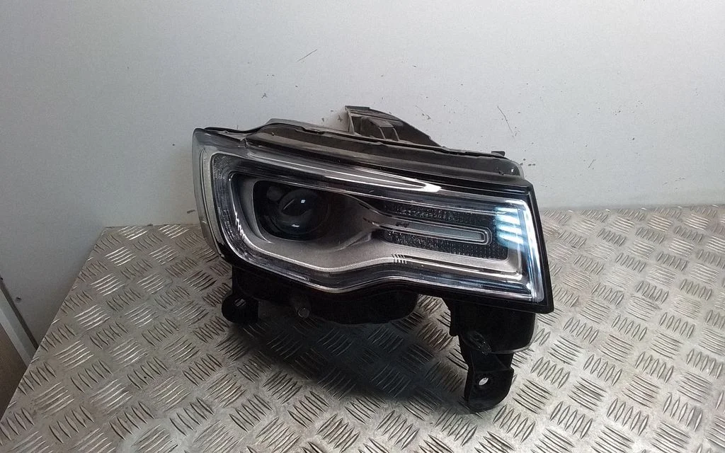 Headlight/headlamp – front right