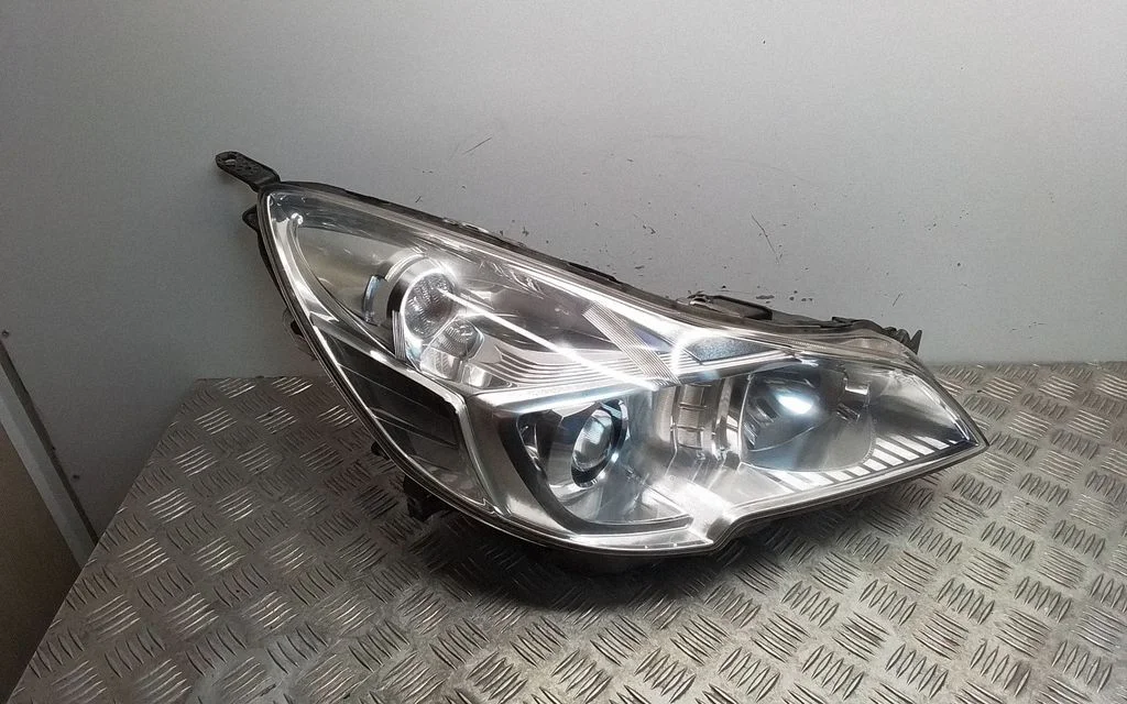 Headlight/headlamp – front right