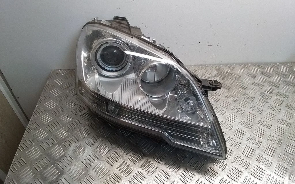 Headlight/headlamp – front right