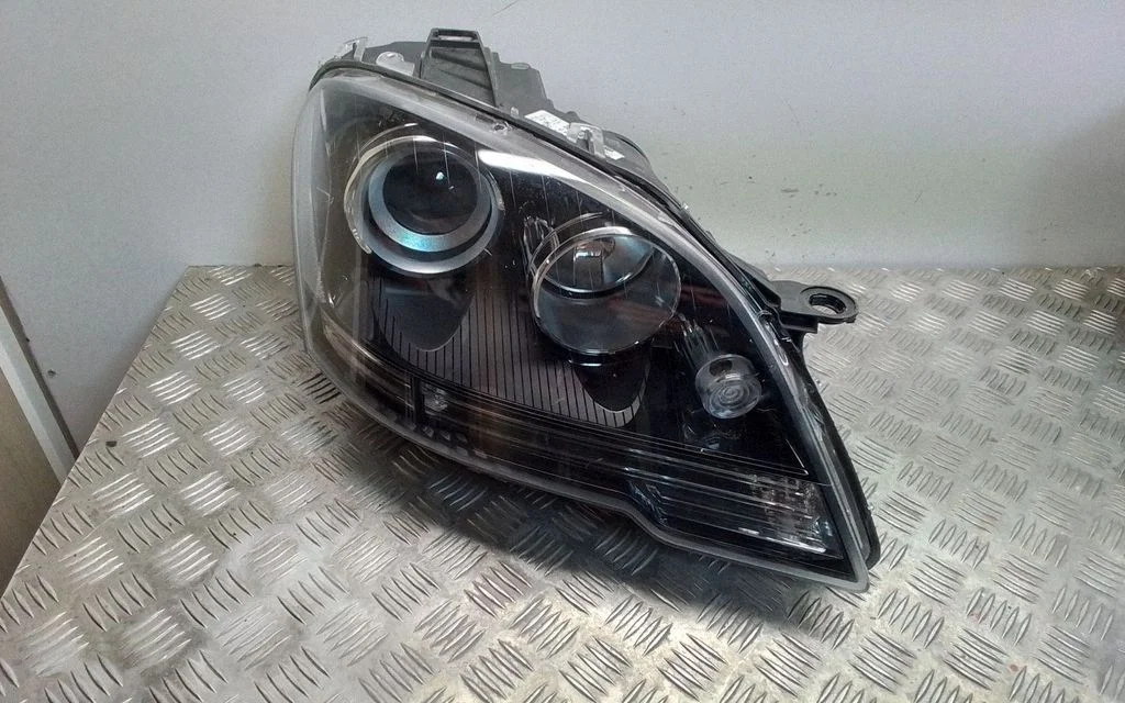 Headlight/headlamp – front right
