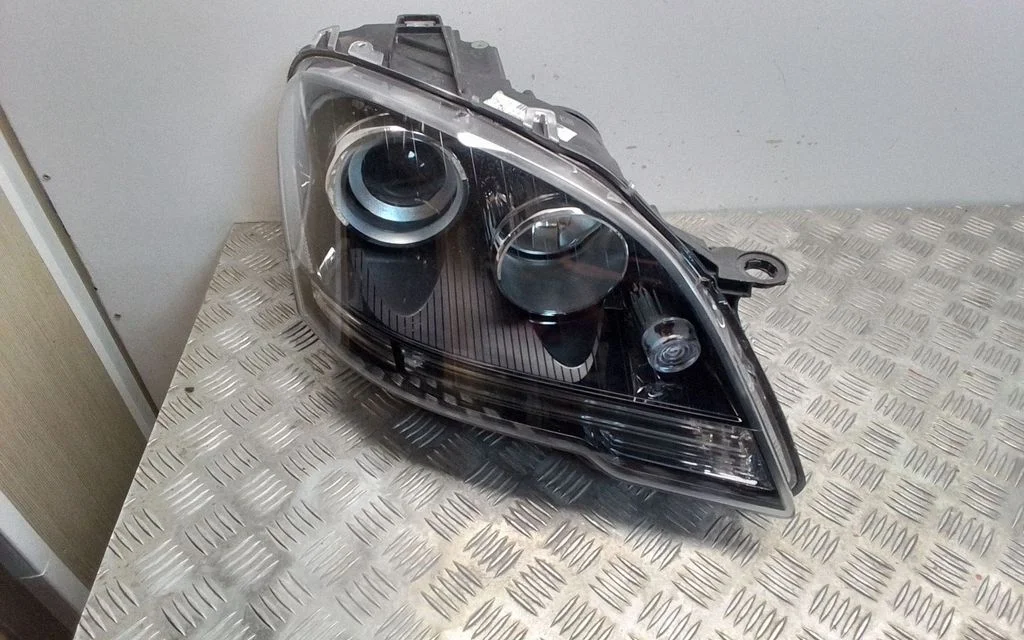 Headlight/headlamp – front right
