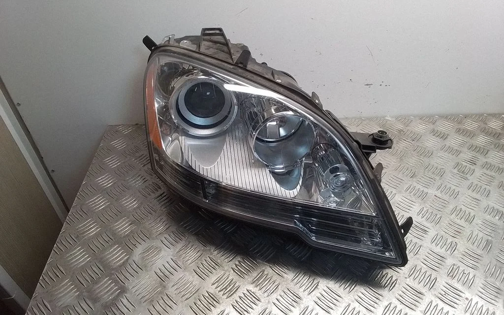 Headlight/headlamp – front right