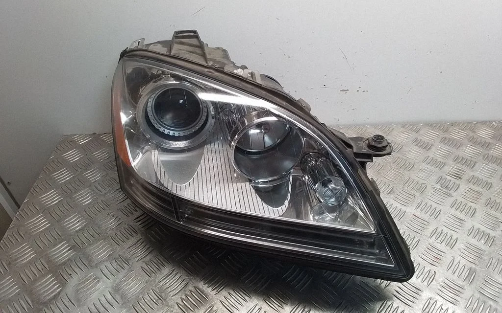 Headlight/headlamp – front right