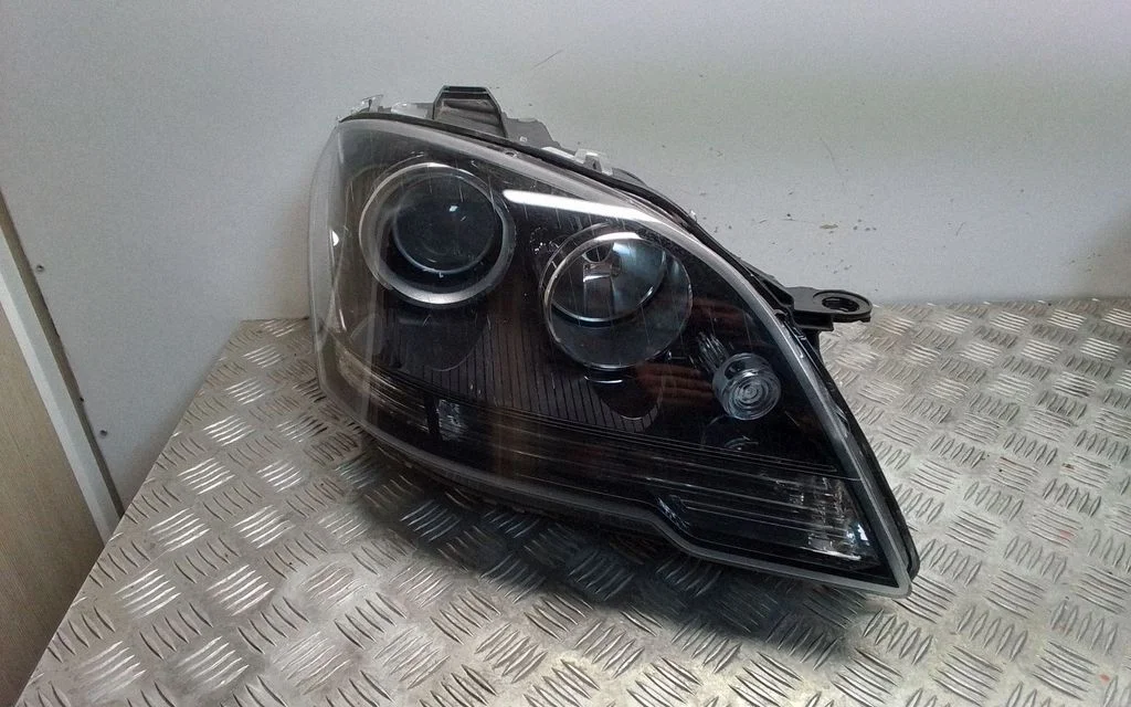 Headlight/headlamp – front right