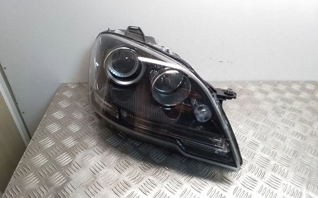 Headlight/headlamp – front right