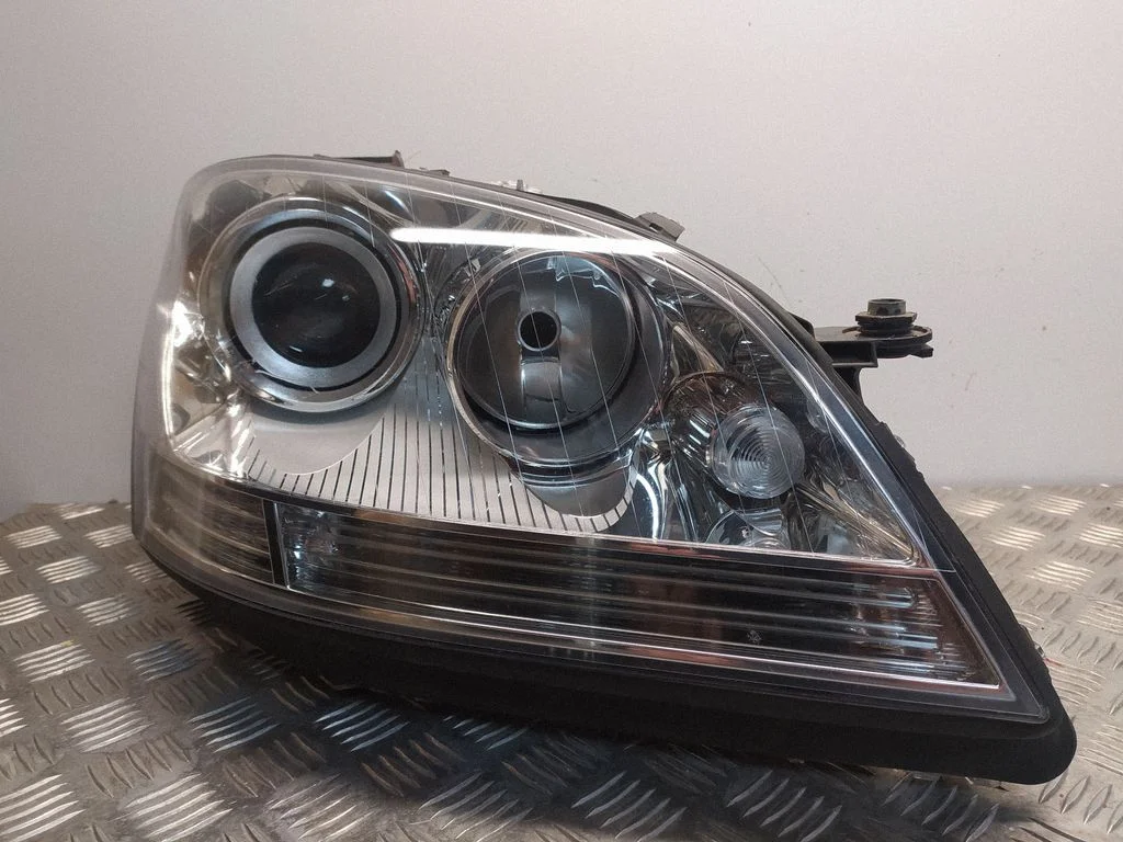 Headlight/headlamp – front right