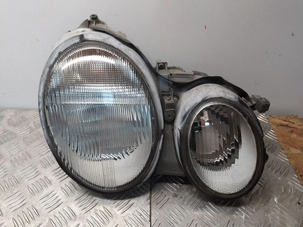 Headlight/headlamp – front right