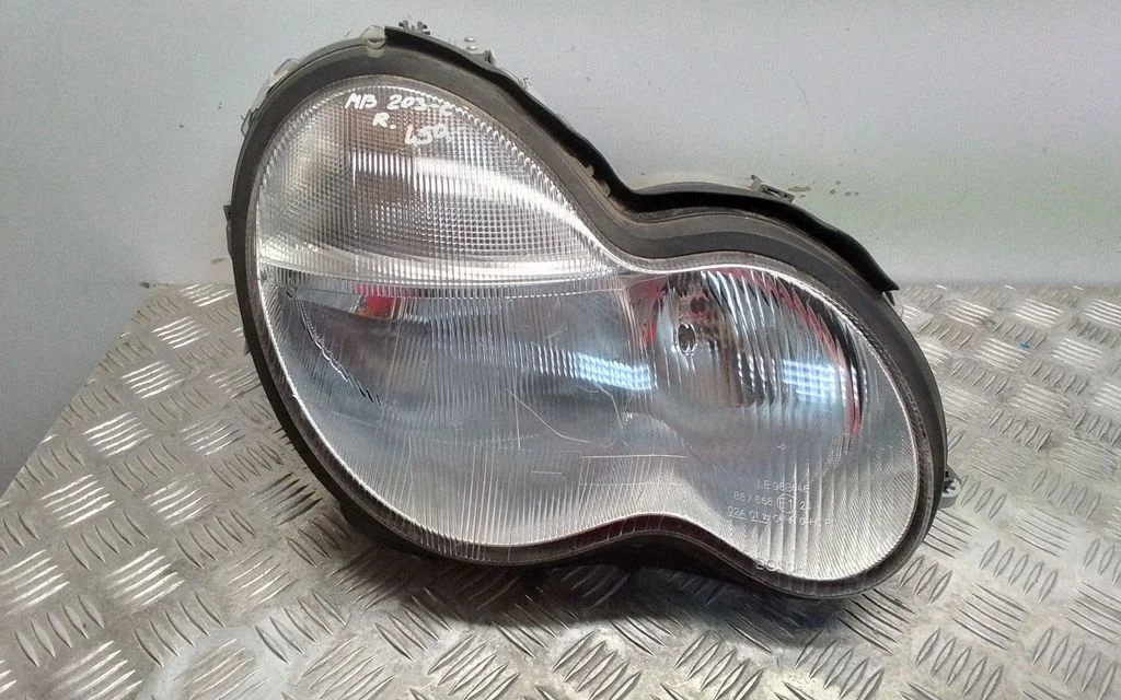 Headlight/headlamp – Mercedes-Benz C-Class W203 (2000-2007)