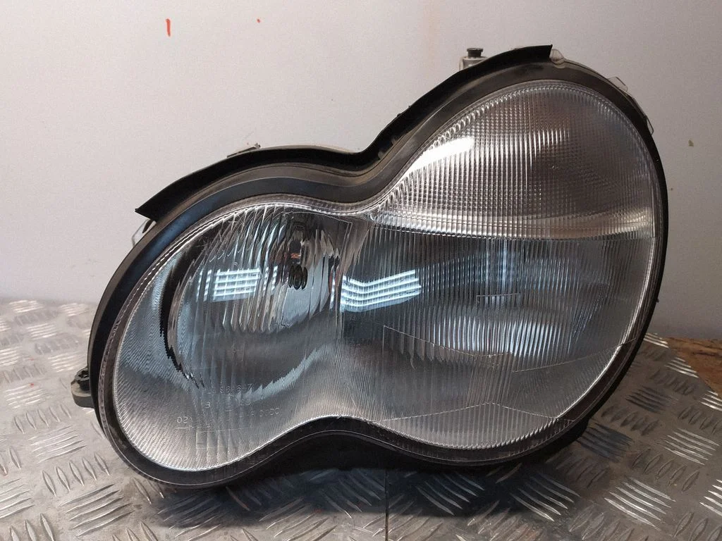 Headlight/headlamp – Mercedes-Benz C-Class W203 (2000-2007)